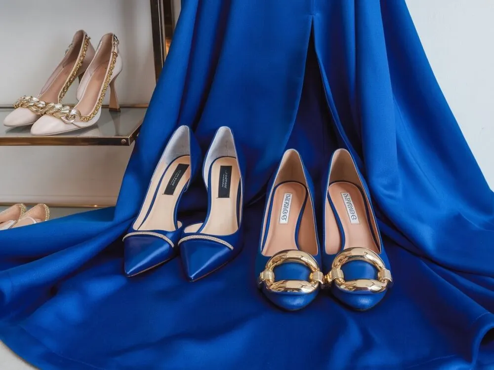 fasony butów do chabrowej sukienki szpilki sandałki czółenka baleriny