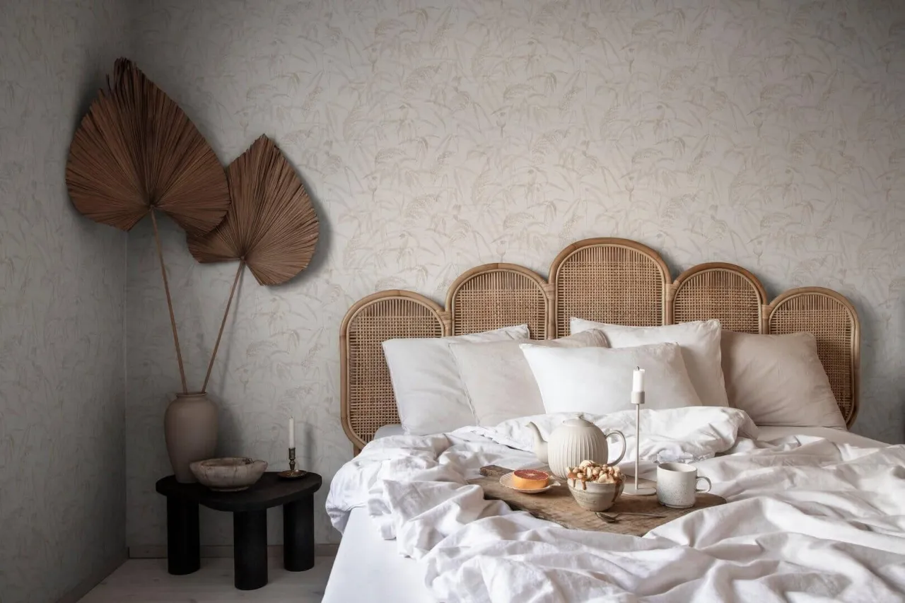 sypialnia z tapetą botaniczną za ł&oacute;żkiem