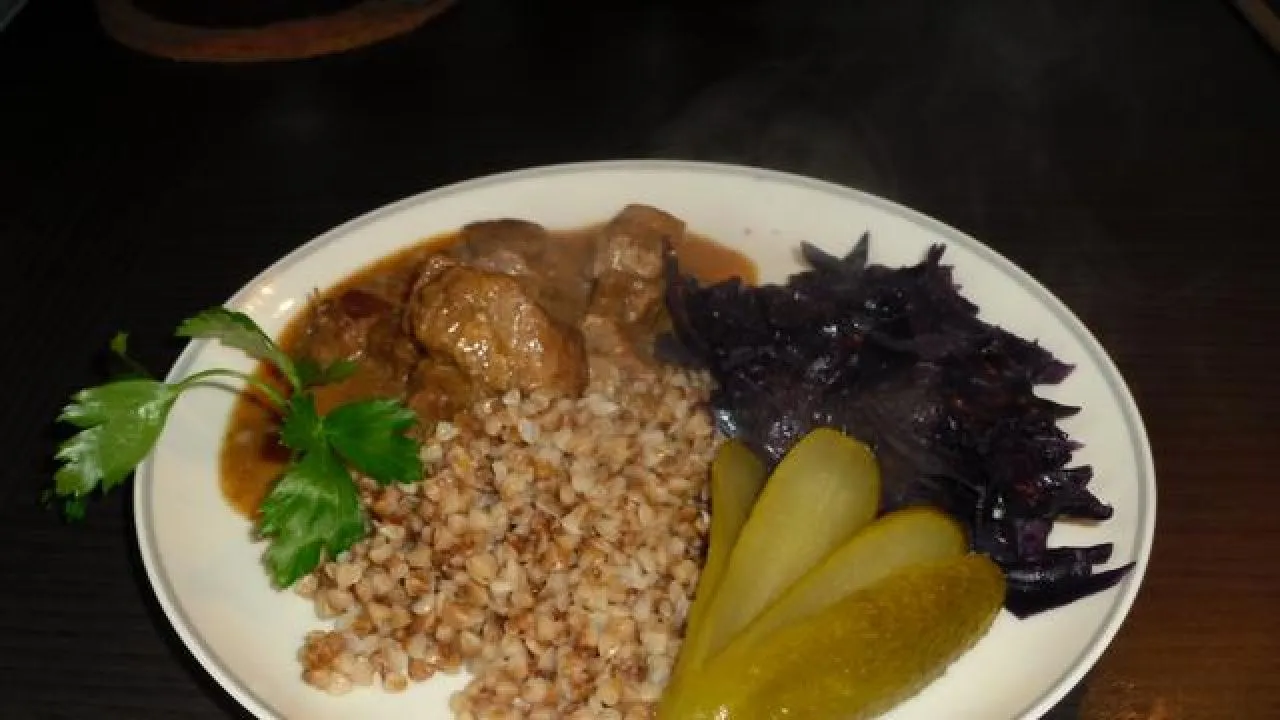 kasza gryczana z gulaszem wołowym