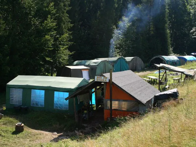 Zdjęcia różnych rodzajów zakwaterowania: agroturystyka, schronisko PTTK, glamping