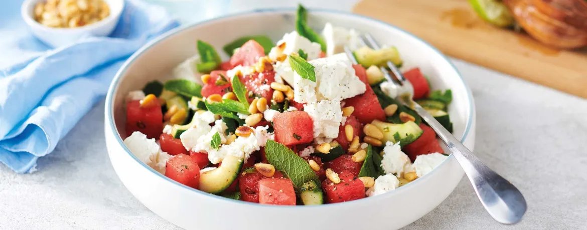 Melonen Feta Salat mit Minze in einer Sch&uuml;ssel angerichtet