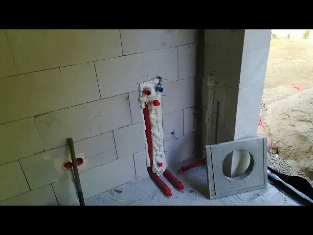 instalacja hydrauliczna w ścianie przed tynkowaniem