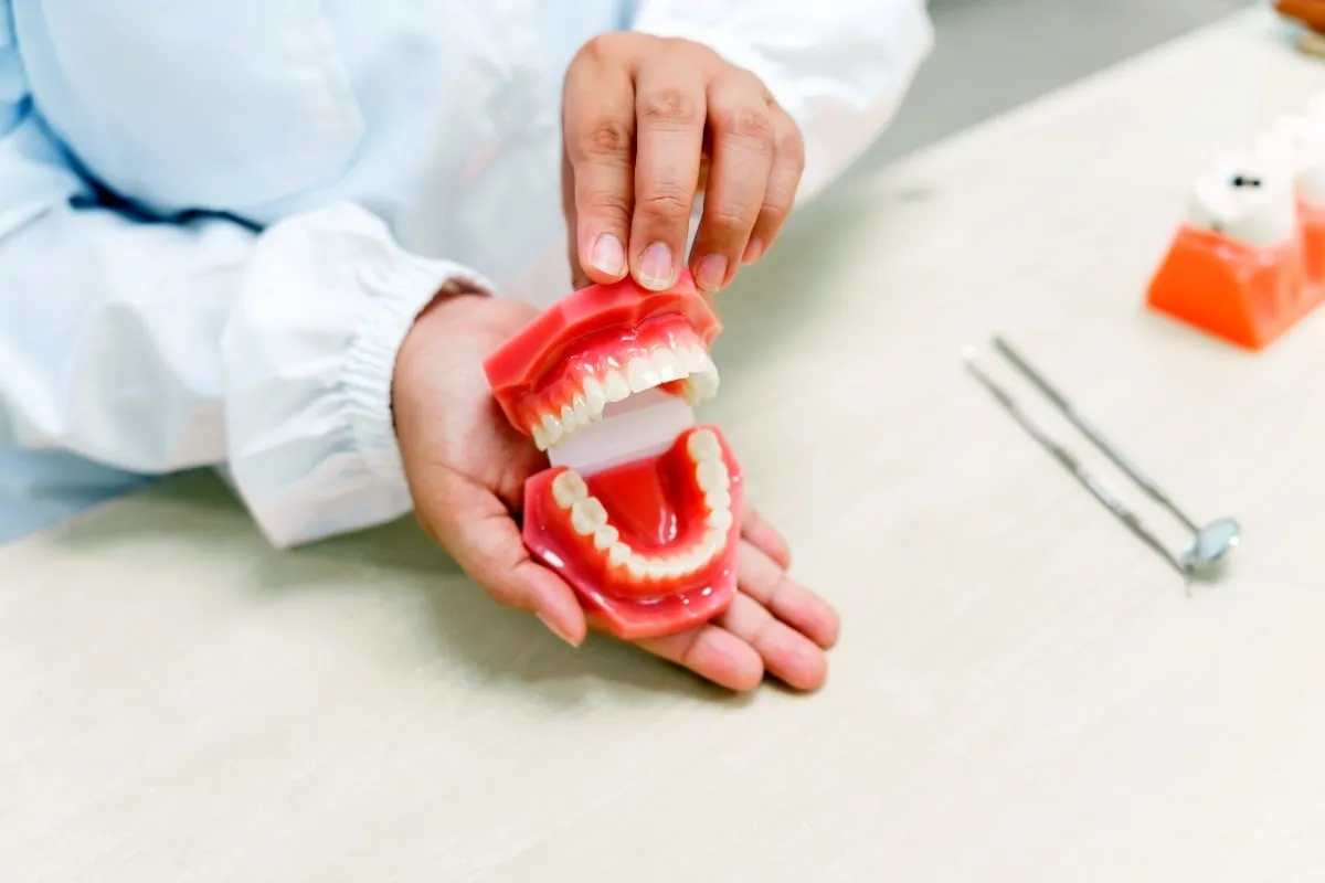 dentysta proteza korekta, stomatolog leczenie dziąseł proteza