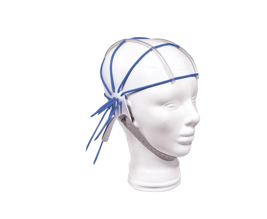 Technik medyczny zakładający czepek z elektrodami do EEG na głowę pacjenta