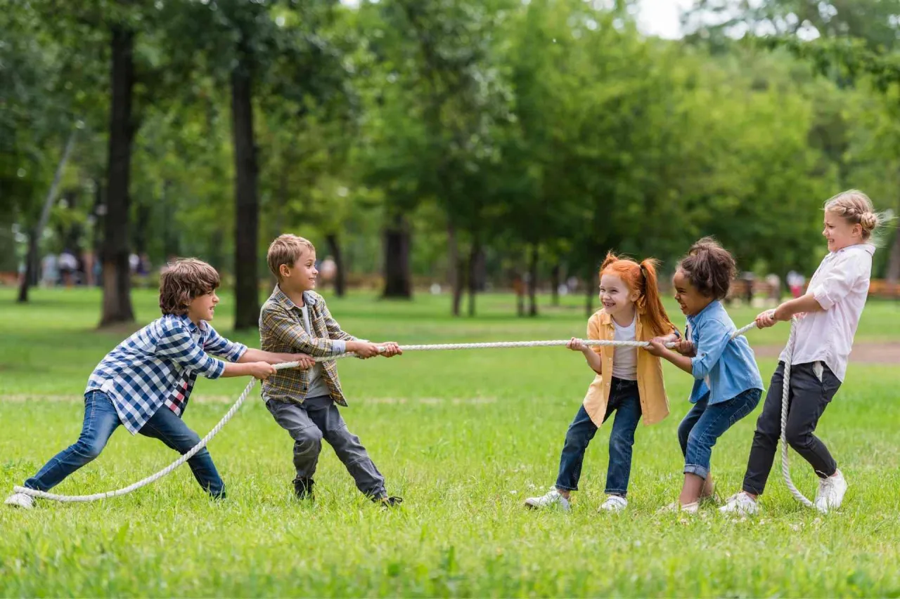 dzieci bawiące się na dworze bez smartfon&oacute;w