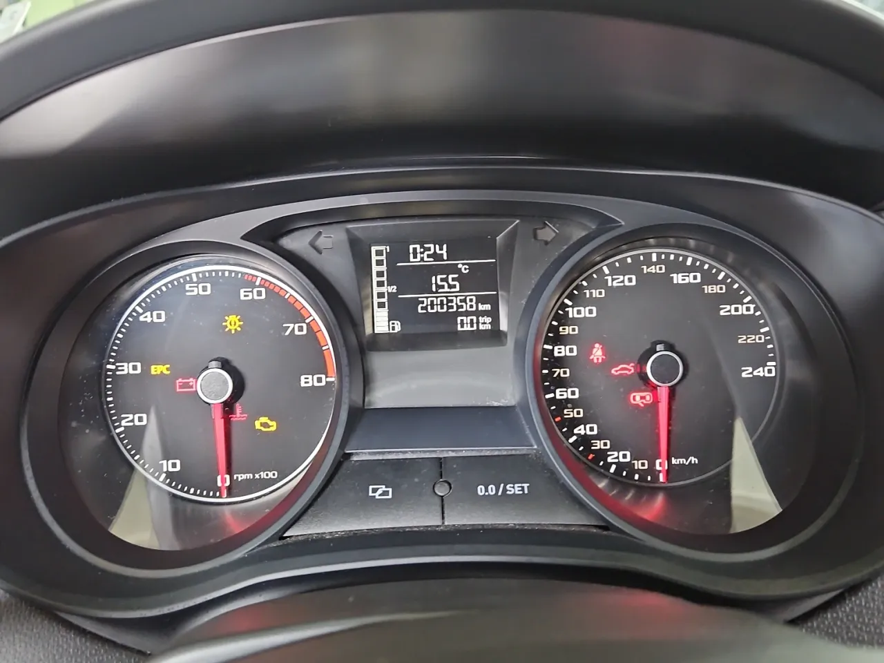 Seat Ibiza IV deska rozdzielcza wskaźnik paliwa