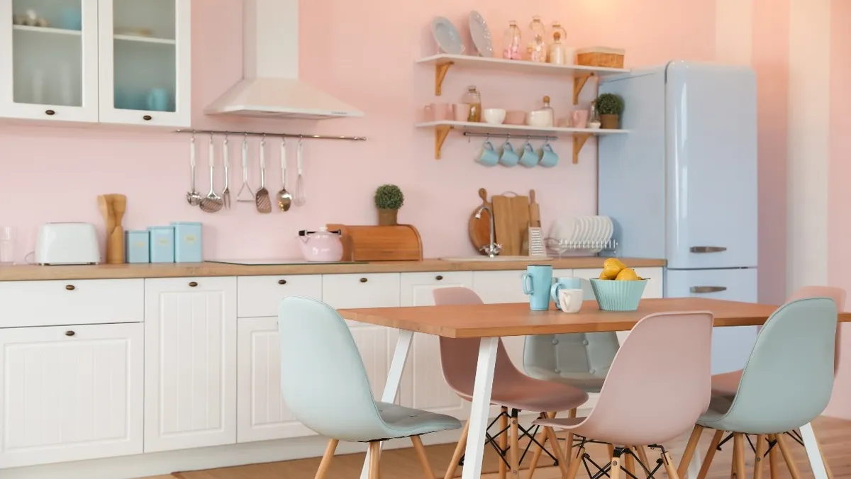 r&oacute;żne typy krzeseł do małej kuchni, krzesła składane, transparentne, taborety