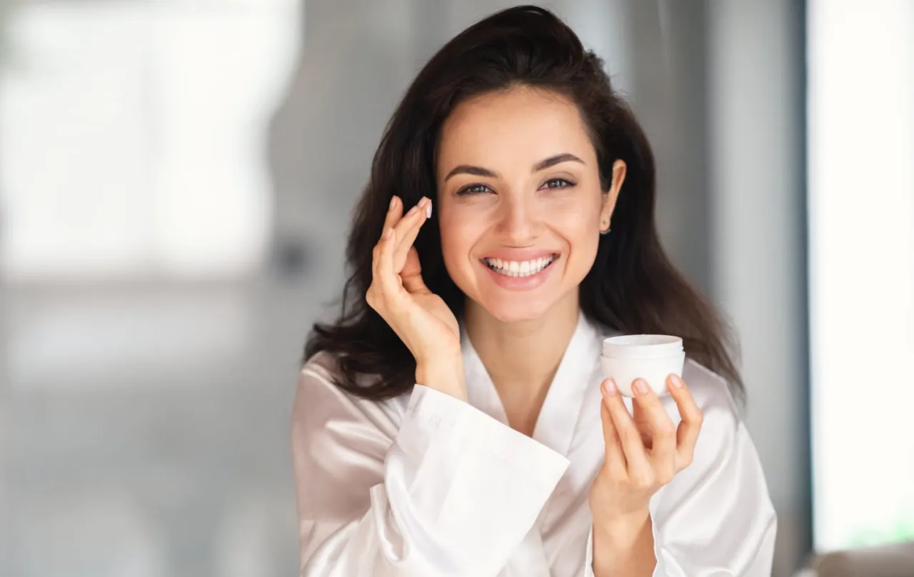 Kobieta z farbą na czole zmartwiona