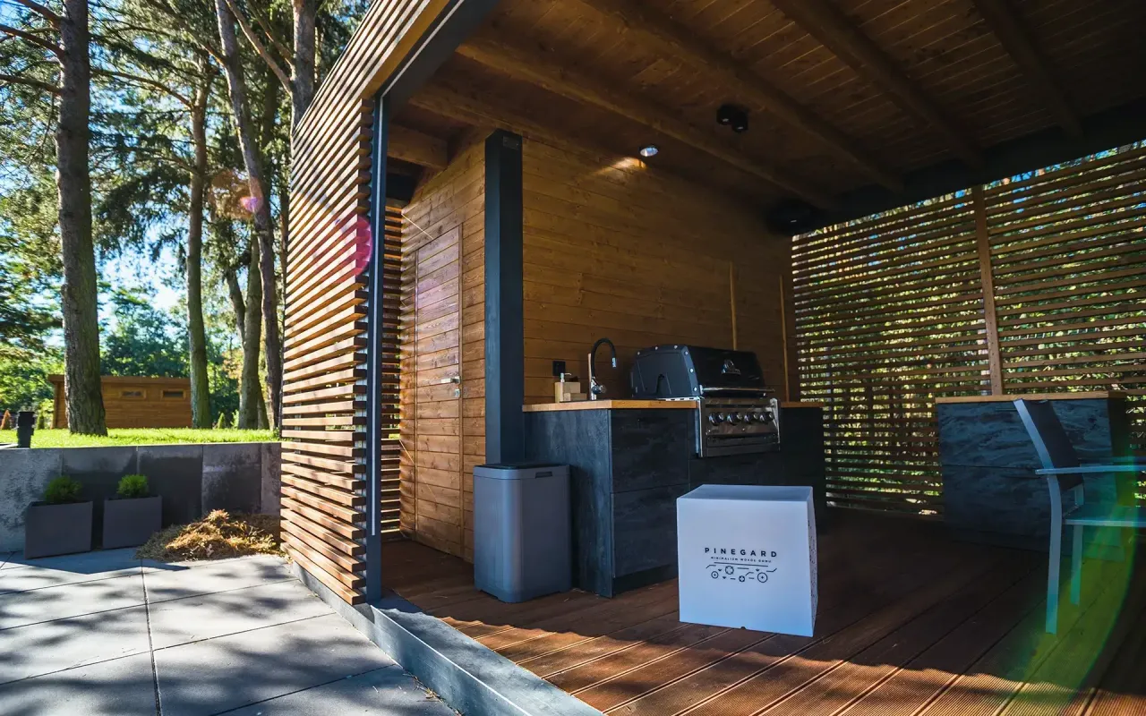 Nowoczesna altana ogrodowa z grillem i blatem roboczym. Drewniana konstrukcja, nowoczesny design. Idealne miejsce na letnie spotkania.