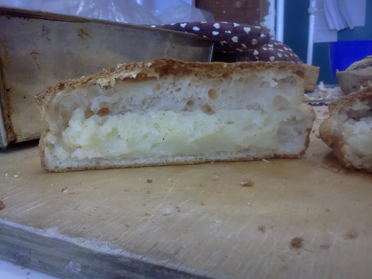 Kawałek puszystego chleba bezglutenowego, który pokazuje, jak upiec chleb bezglutenowy. Idealny na śniadanie.