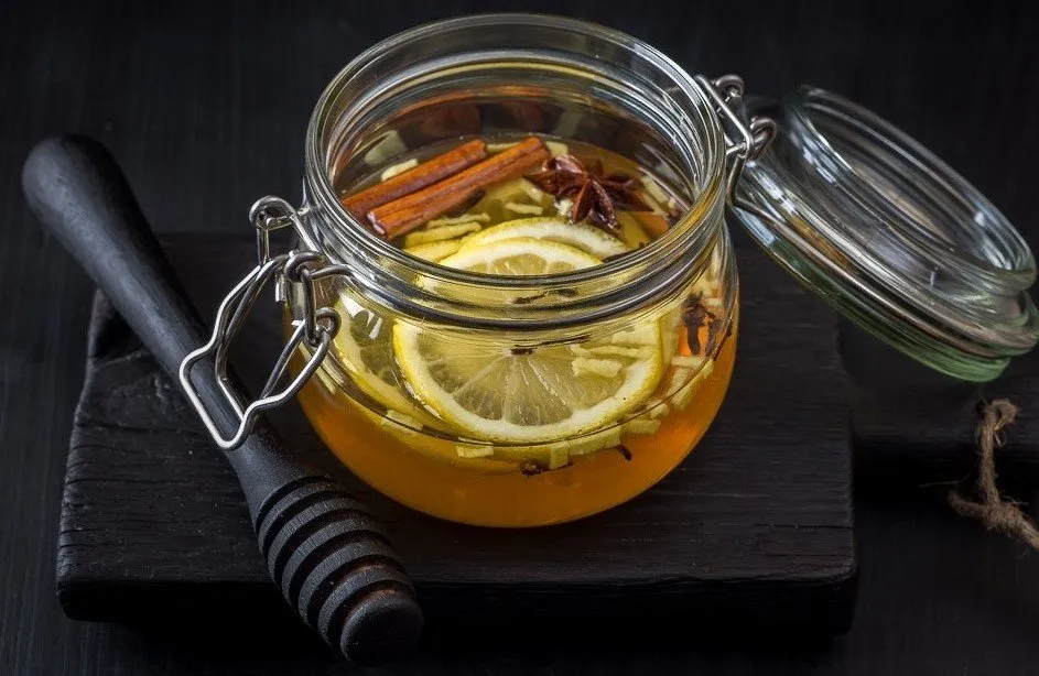 świeży imbir, cytryna, mi&oacute;d, cynamon, kurkuma składniki