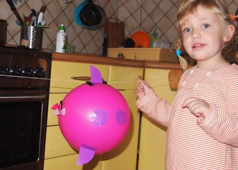 Dziecko puszczające balonową rakietę