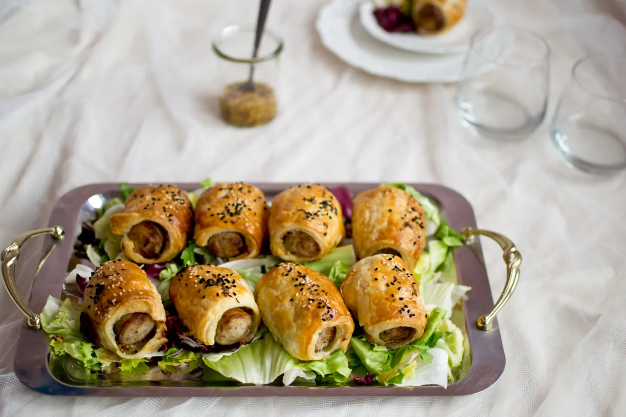 biała kiełbasa w cieście francuskim