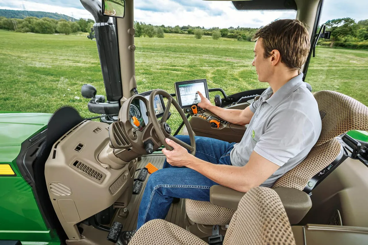 ciągnik rolniczy wnętrze kabiny