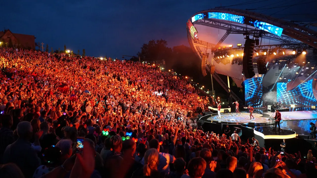 Tłum na koncercie Ani Dąbrowskiej, rozświetlony tysiącami świateł. Trudno określić, ile trwa koncert Ani Dąbrowskiej, ale atmosfera jest niesamowita!