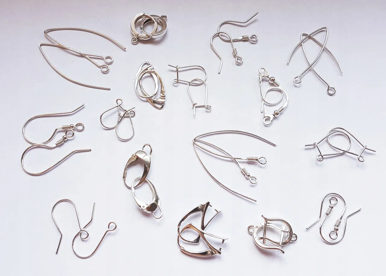 różne bigle do kolczyków rodzaje