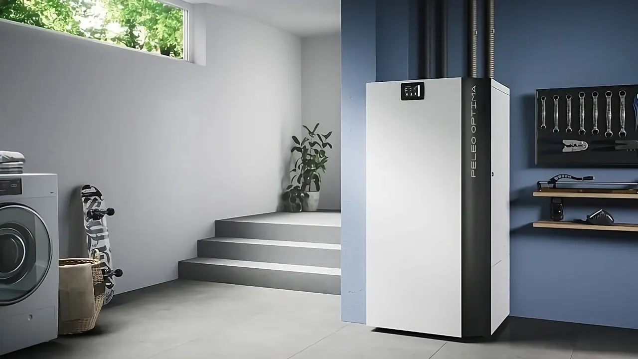 Nowoczesne kotły co na pellet PELEO OPTIMA w pomieszczeniu gospodarczym. Obok pralka, deskorolka i kosz.