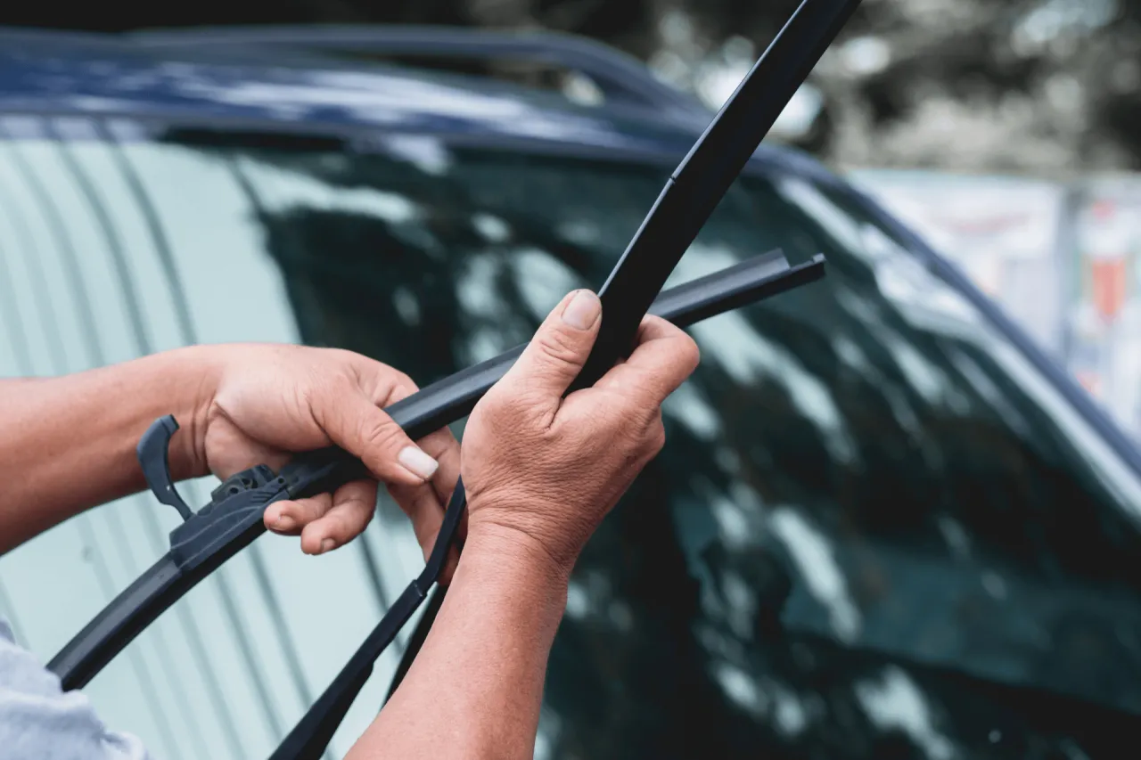 czyszczenie pi&oacute;r wycieraczek krok po kroku