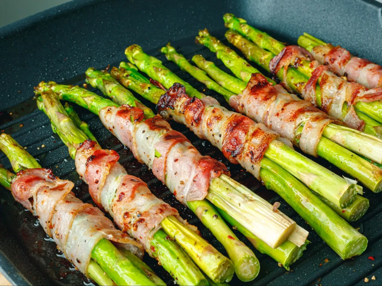 grillowanie szparagów na ruszcie