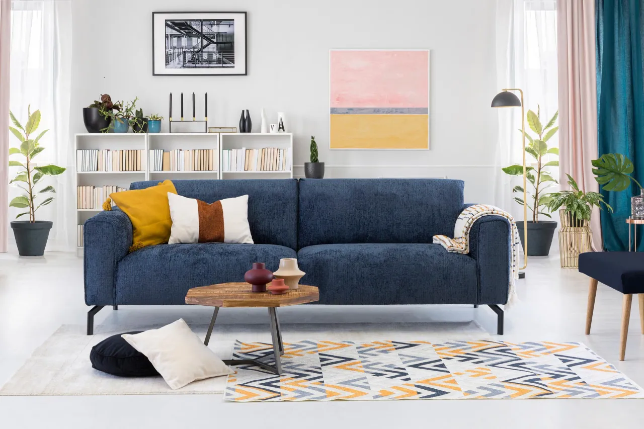 niebieska kanapa dywan inspiracje