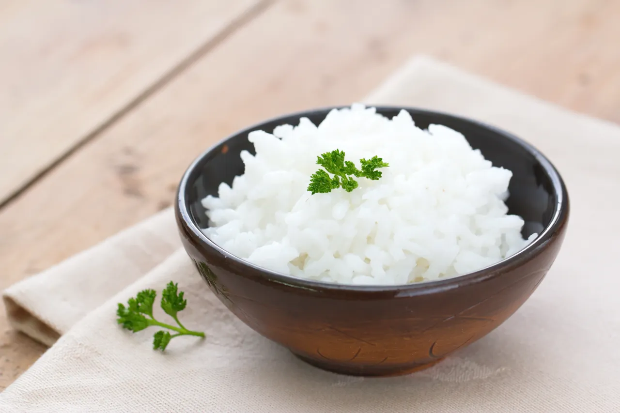 Garnek z gotującym się ryżem pod przykryciem