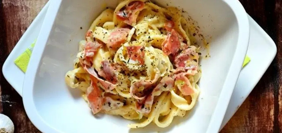 spaghetti z szynką w sosie śmietanowym gotowe danie