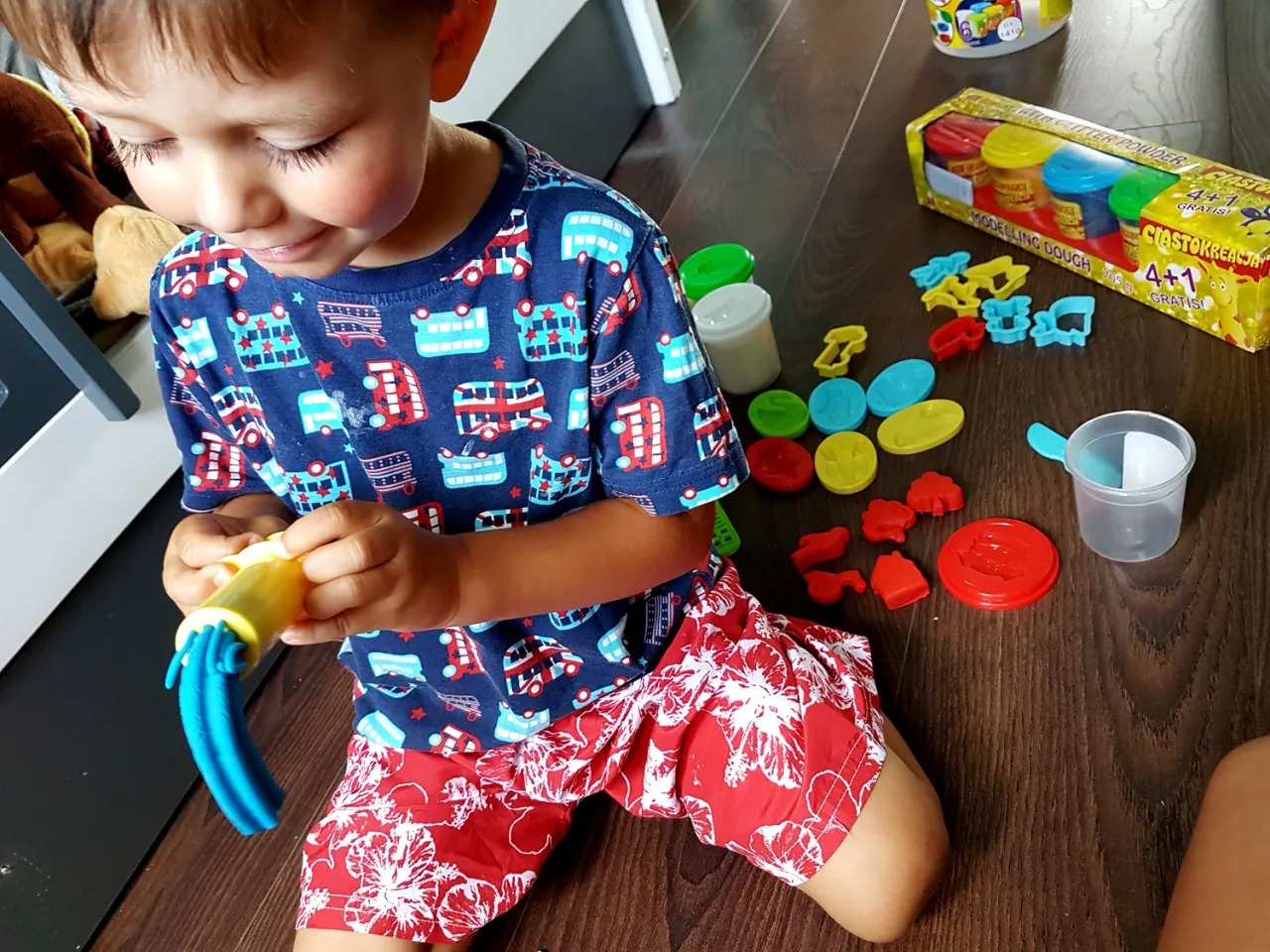 dziecko bawi się masami plastycznymi