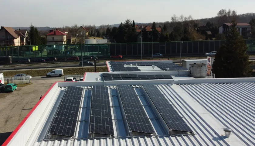 Instalacja fotowoltaiczna na dachu i kolektory słoneczne