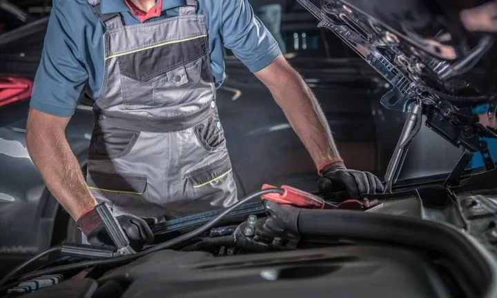 mechanik samochodowy sprawdza alternator