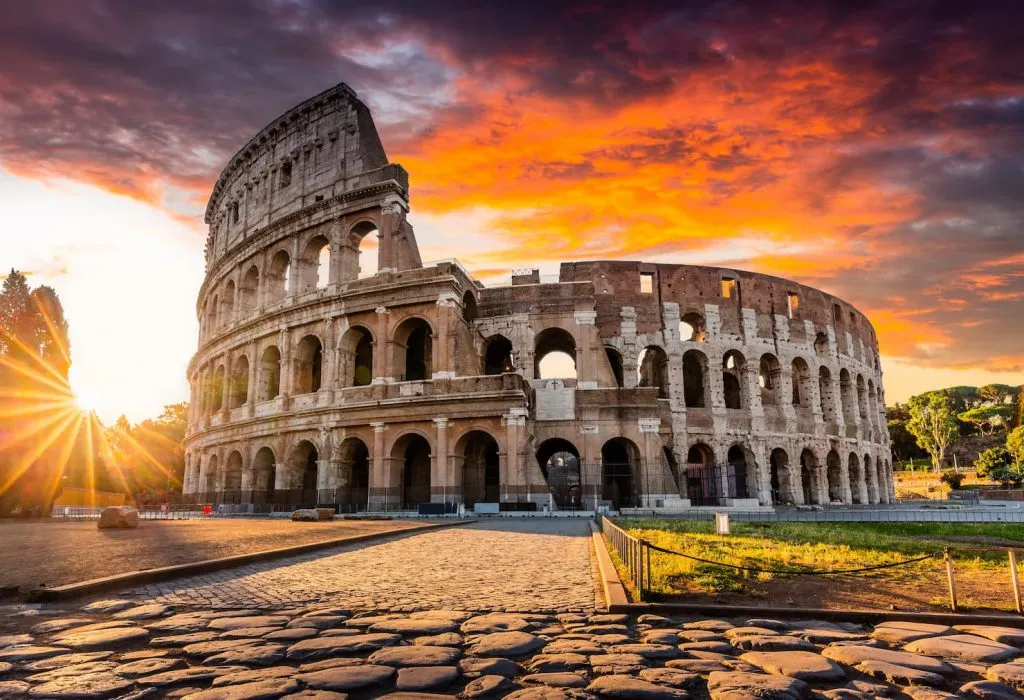 Koloseum o wschodzie słońca z widokiem na dzielnicę Monti