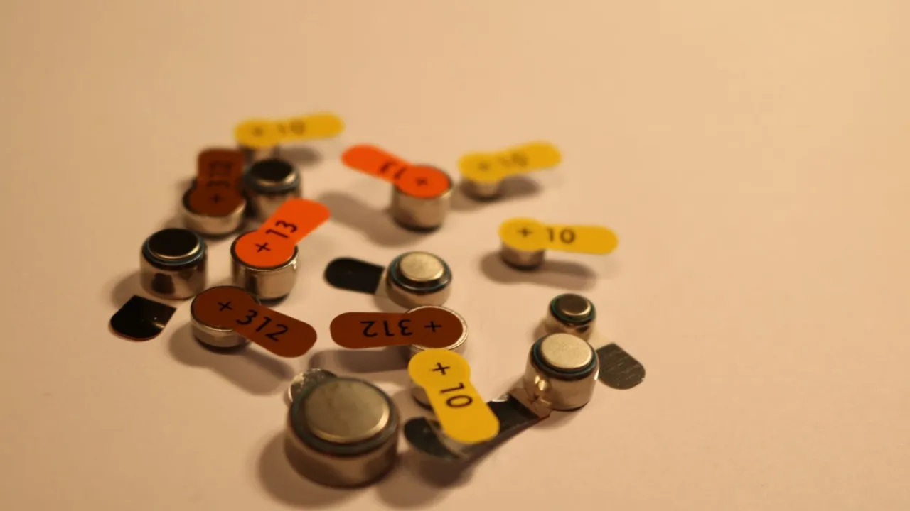 Gromadzenie baterii do aparat&oacute;w słuchowych. Zastanawiasz się, dlaczego baterie w aparacie słuchowym szybko się wyczerpują? Oto kilka z nich.