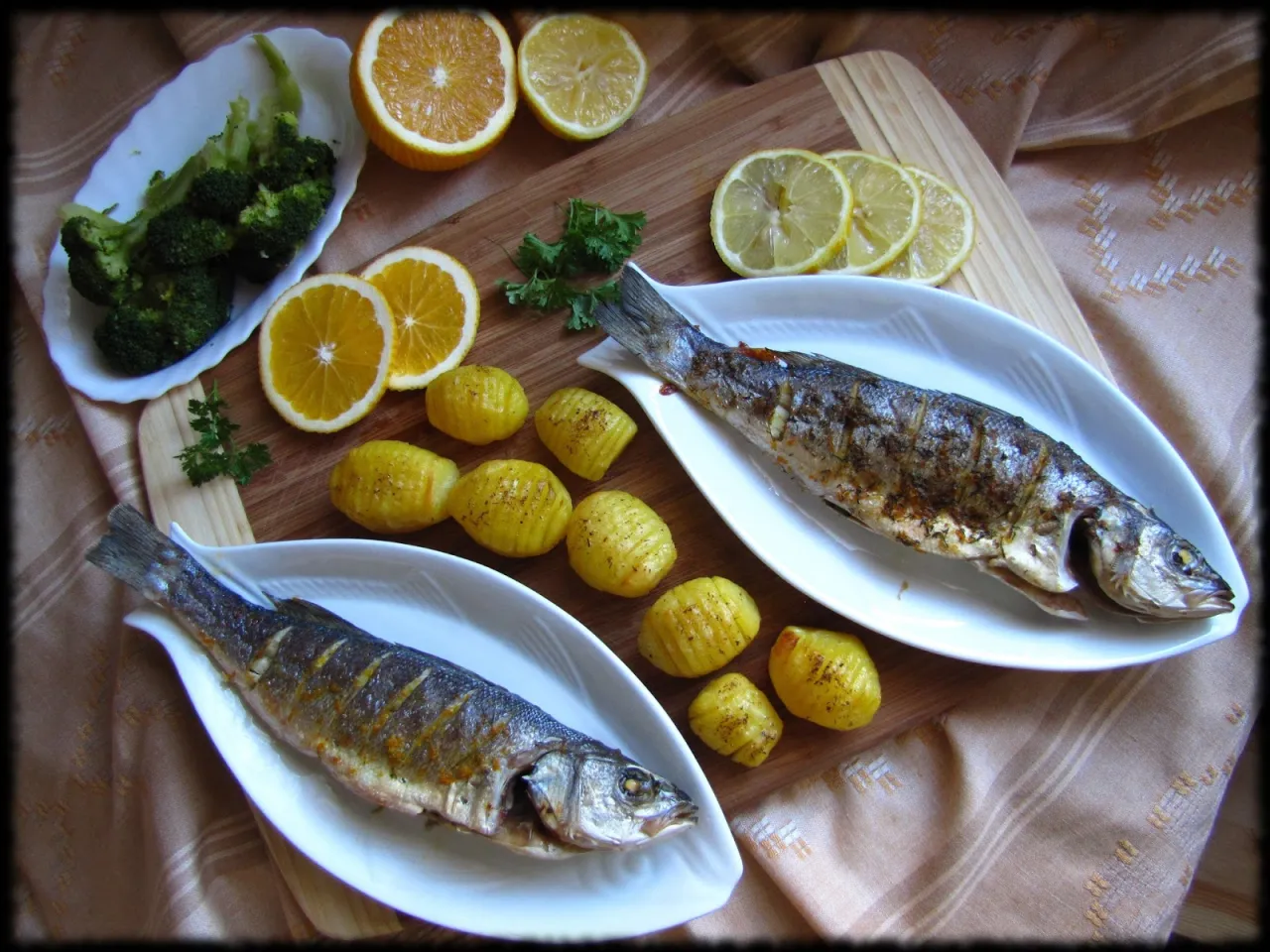 świeży labraks przygotowany do pieczenia