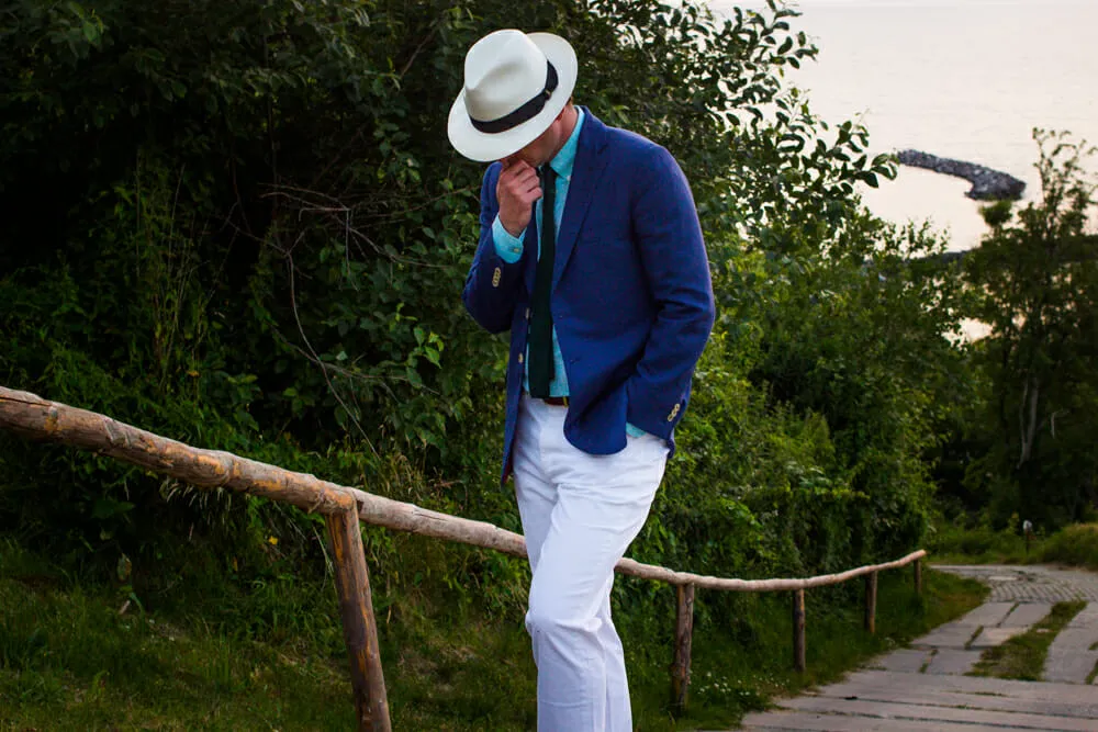 Niebieska marynarka z białymi spodniami, niebieska marynarka z beżowymi spodniami, niebieska marynarka z szarymi spodniami