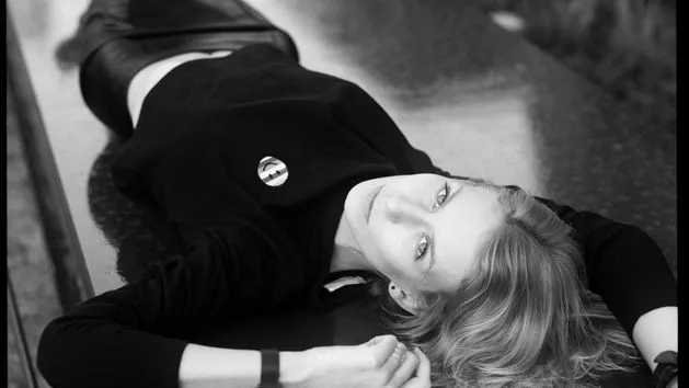 fotograf rozmawia z modelką na sesji