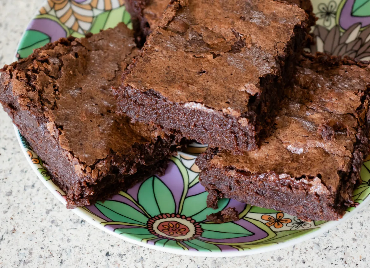 Pyszne, domowe brownie z przepisu, ułożone na kolorowym talerzu. Idealne na deser!