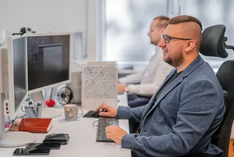 programista tworzy sklep internetowy od zera