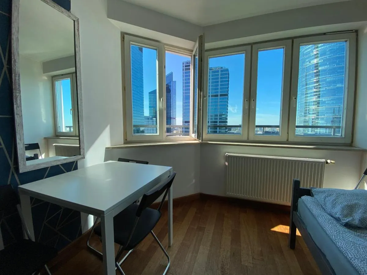 Elegancki pokój hotelowy w Warszawie