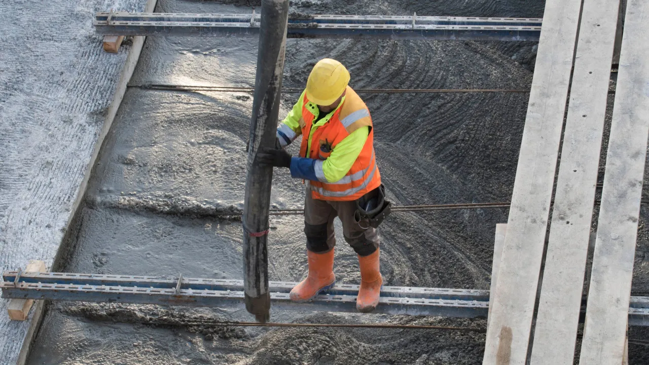 pielęgnacja świeżego betonu zraszanie