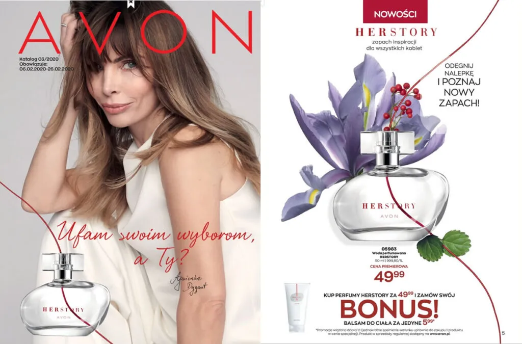 kobieta przeglądająca katalog avon w domu