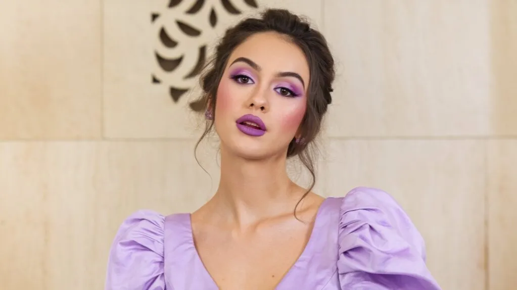 makijaż ust do fioletowej sukienki