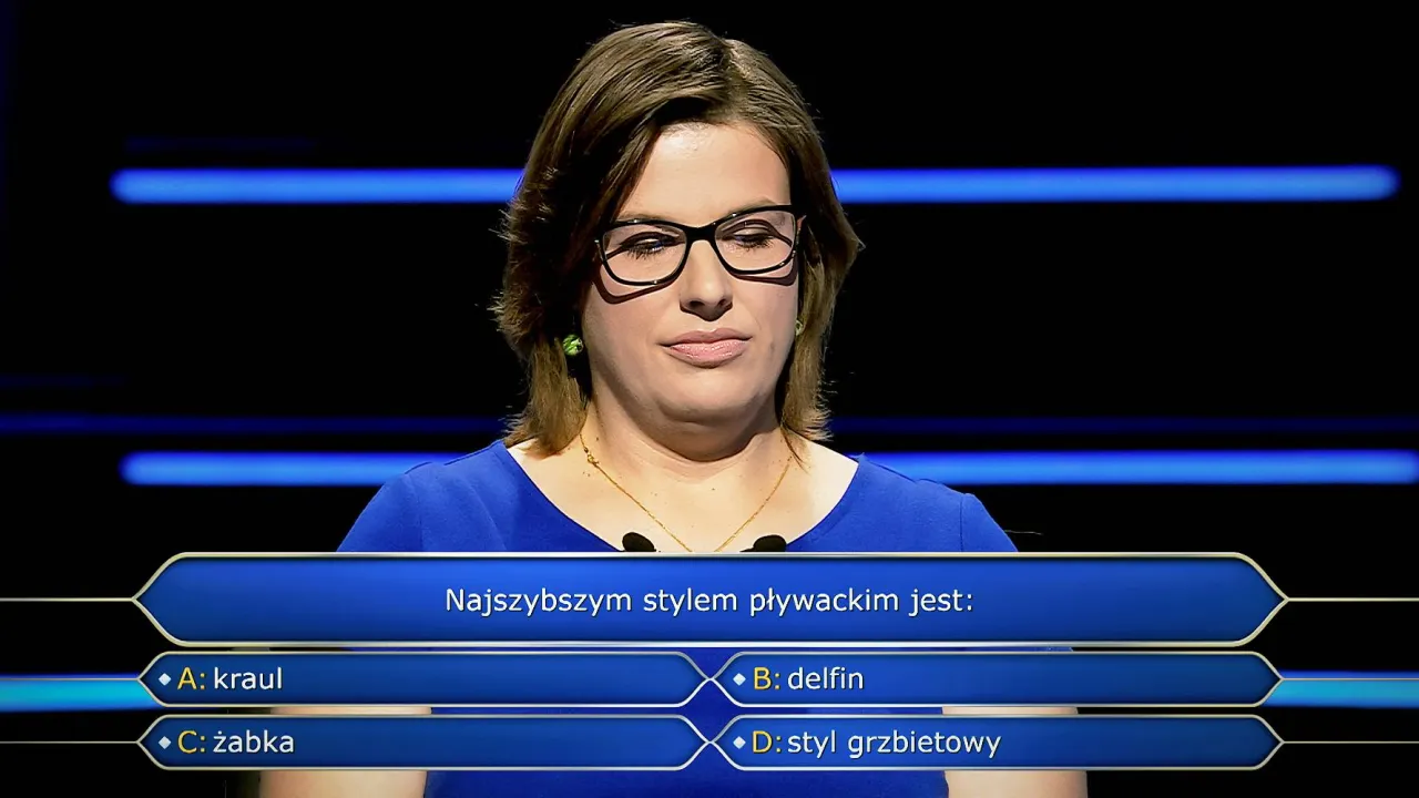 Kobieta w okularach zastanawia się nad pytaniem z 