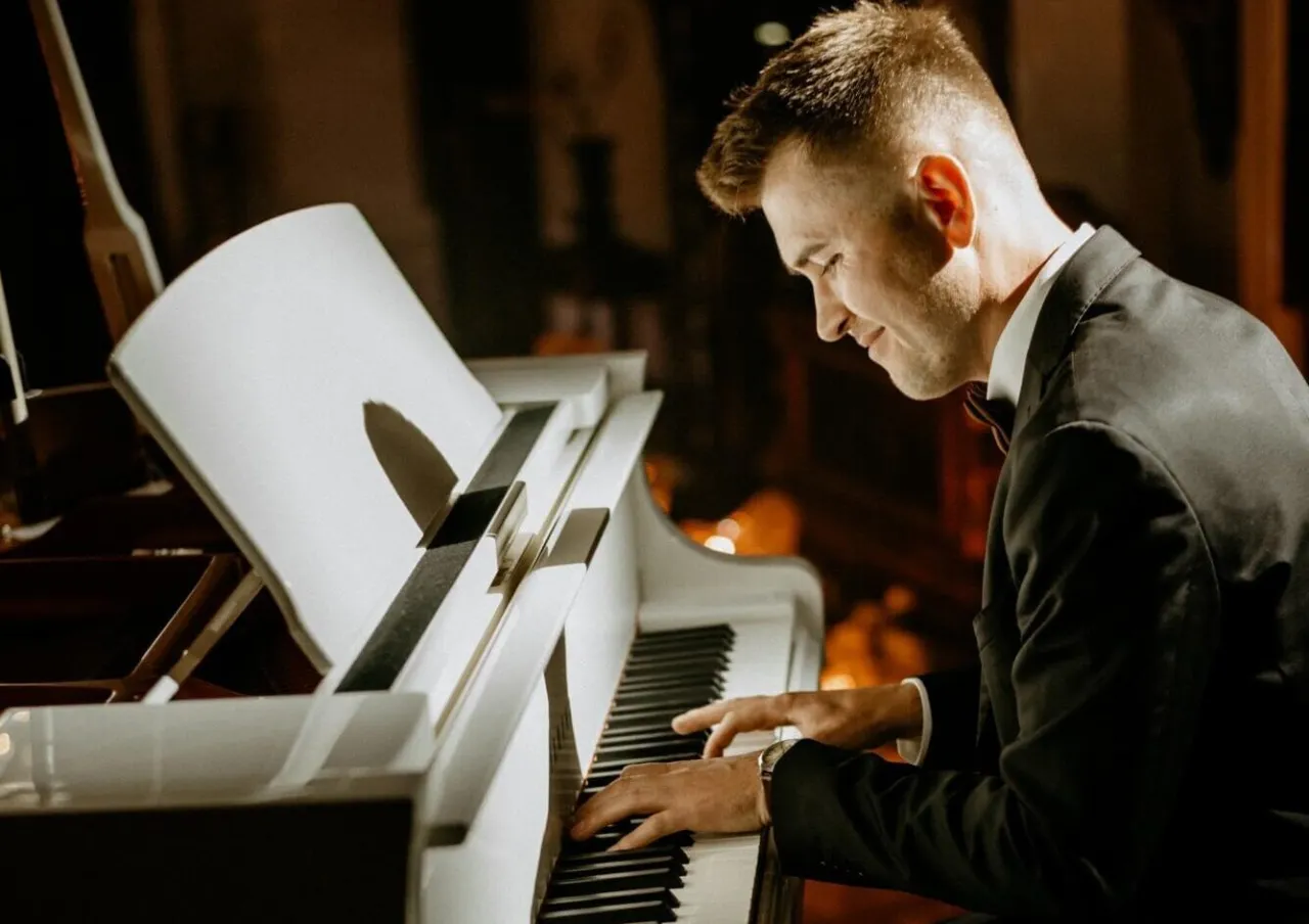 pianista grający na evencie
