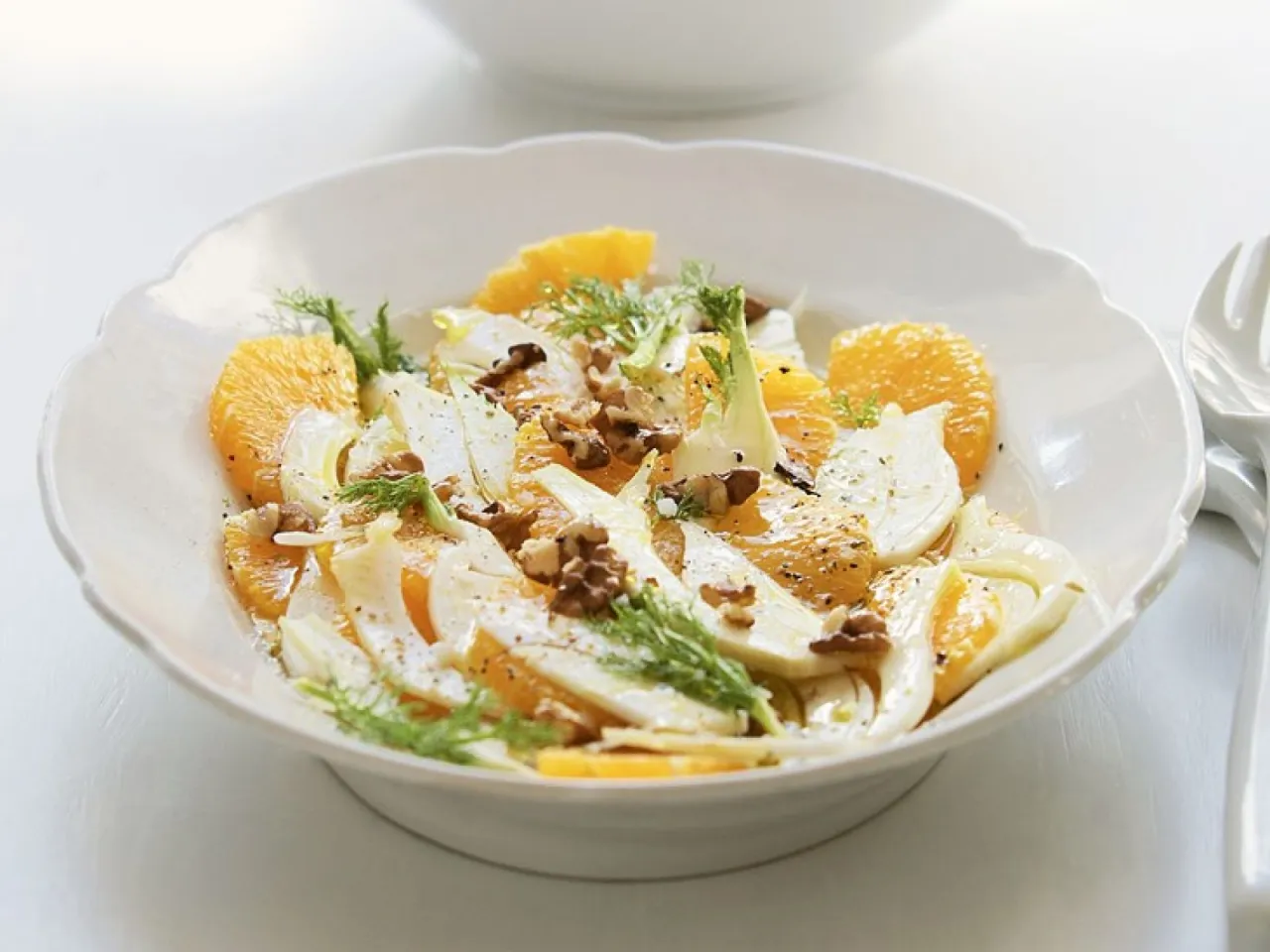 Orangen Fenchel Salat mit Waln&uuml;ssen und Feta in einer Sch&uuml;ssel