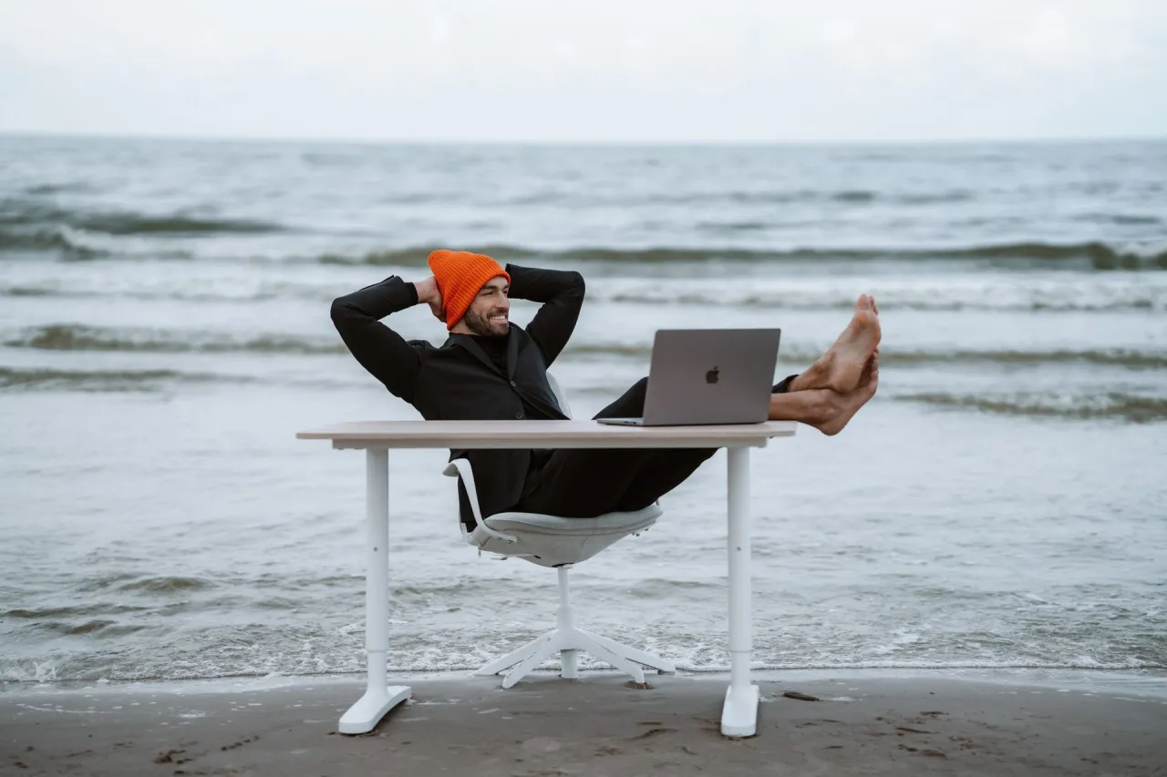 Kontrast praca biurowa vs relaks na plaży
