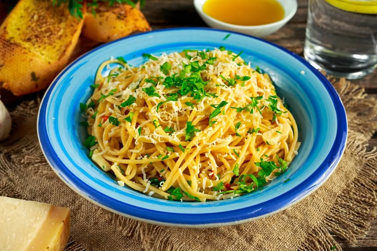 Spaghetti Aglio e Olio przepis: pyszne danie z czosnkiem, oliwą, parmezanem i natką pietruszki. Idealne na szybki obiad.