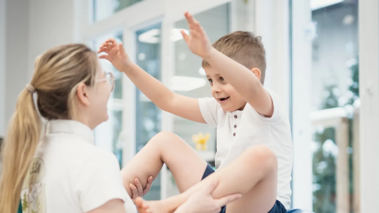 Spokojny rodzic i dziecko, kontakt wzrokowy, budowanie zaufania