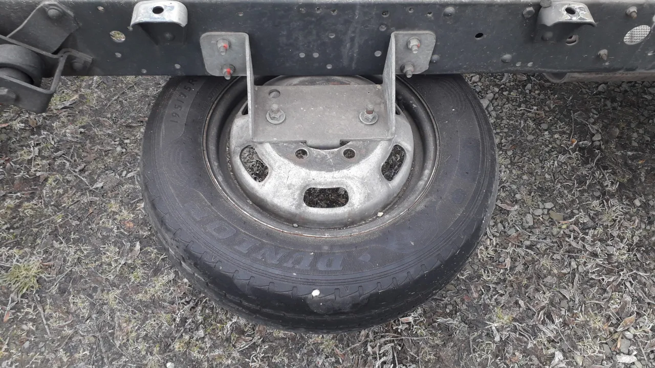 Zardzewiały mechanizm koła zapasowego Iveco Daily