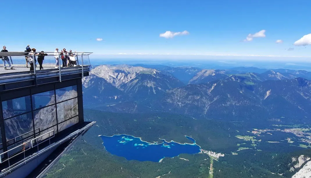 Aussichtsplattform Zugspitze mit Gipfelkreuz und Alpenpanorama