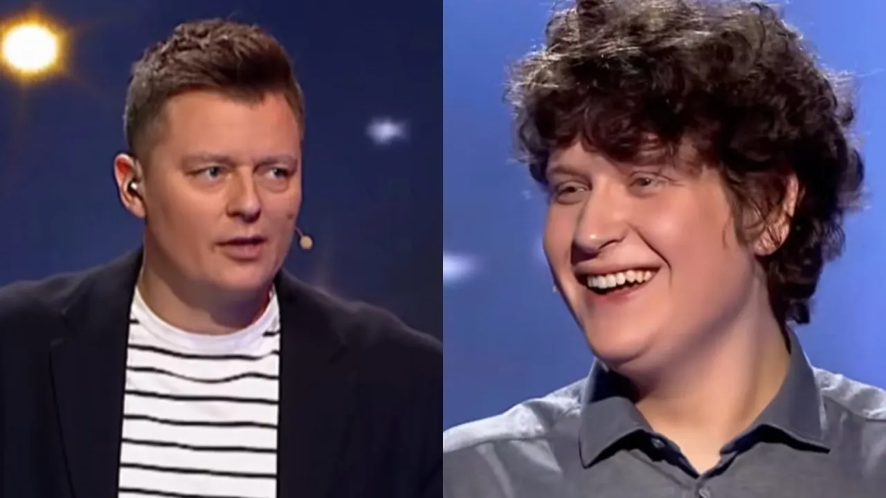 Uśmiechnięty młody mężczyzna i prowadzący program, kt&oacute;ry zastanawia się, jaka to melodia finał miesiąca.