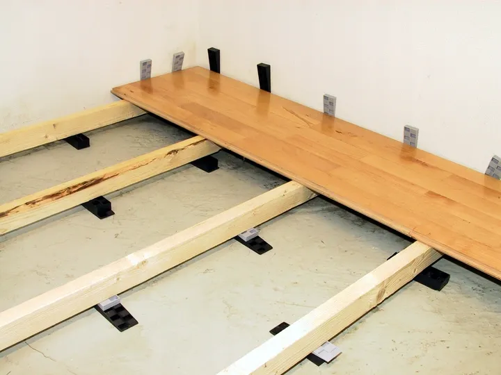 Metody poziomowania legarów kliny podkładki wsporniki